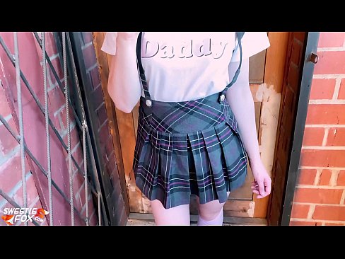 ❤️ Une écolière suce profondément sa bite et baise au lieu de faire la classe. Vidéo de sexe at us ❌