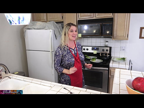 ❤️ Belle-mère qui le traie dans la cuisine avant son rendez-vous. Vidéo de sexe at us ❌
