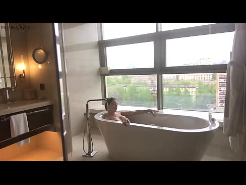 ❤️ Une énorme nana se branlant passionnément la chatte dans la salle de bains Vidéo de sexe at us ❌